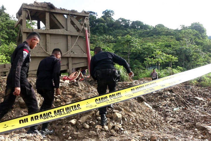 “Beberapa peralatan yang ditemukan akan dimusnahkan dengan cara dibakar. Selain itu, area ini telah diberi garis polisi (police line) dan akan dijaga oleh personel Polres Solok Selatan yang didukung Sat Brimob Polda Sumbar,” katanya.