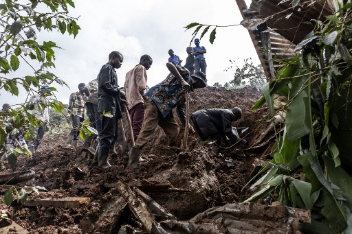 Dalam pernyataan resmi, polisi menyebutkan bahwa upaya pencarian terhadap orang-orang yang hilang masih terus dilakukan.