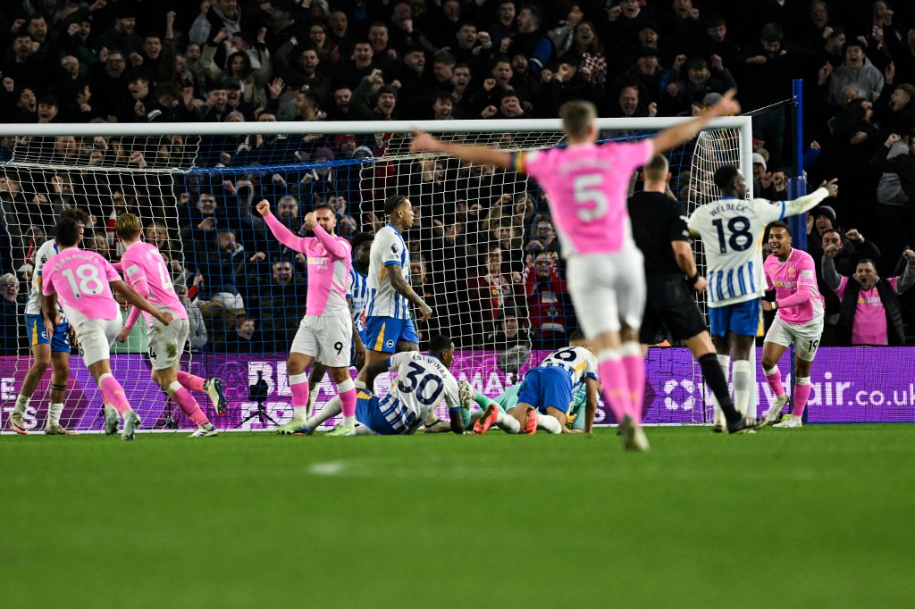 Setelah sempat digempur serangan Brighton, Southampton mampu menyamakan kedudukan pada menit 59 setelah Flynn Downes mampu membobol gawang Bert Verbruggen setelah sempat terjadi kemelut di kotak penalti The Seagulls sehingga skor kembali sama kuat 1-1.