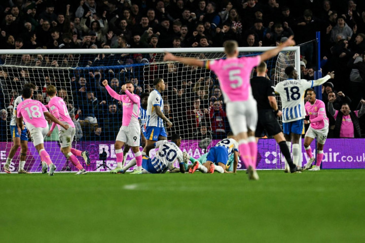 Setelah sempat digempur serangan Brighton, Southampton mampu menyamakan kedudukan pada menit 59 setelah Flynn Downes mampu membobol gawang Bert Verbruggen setelah sempat terjadi kemelut di kotak penalti The Seagulls sehingga skor kembali sama kuat 1-1.
