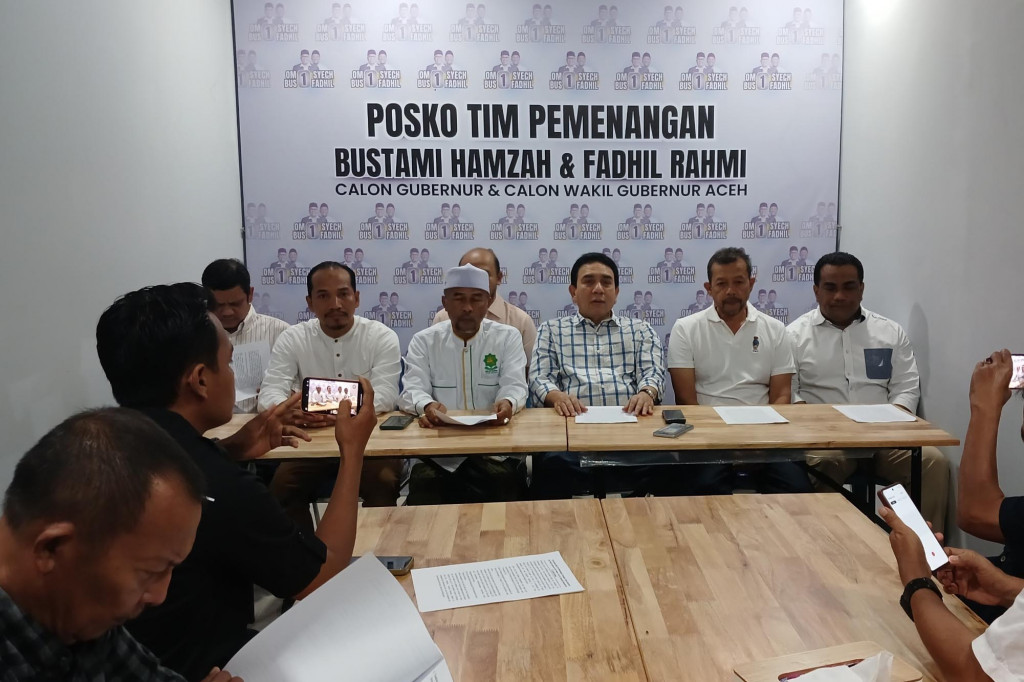 Tim Pemenangan pasangan calon Gubernur dan Wakil Gubernur Aceh nomor urut 01, Bustami Hamzah dan Fadhil Rahmi, menyampaikan pernyataan sikap terkait dinamika yang terjadi pasca pemungutan suara pada Pemilihan Kepala Daerah (Pilkada) Aceh, 27 November 2024. 