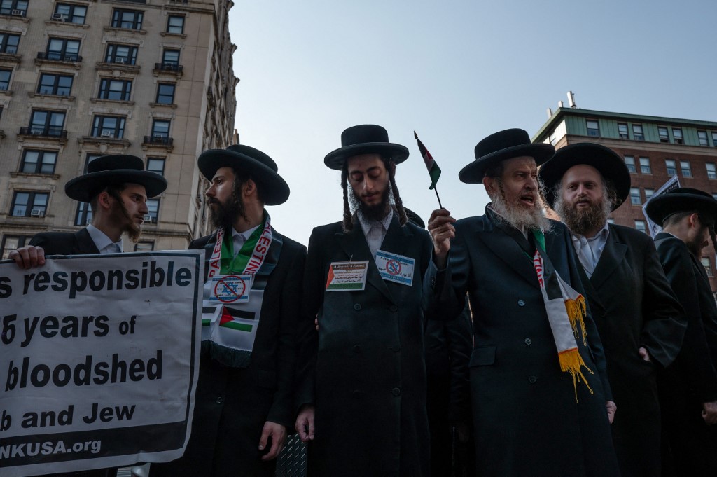 Neturei Karta percaya bahwa orang Yahudi berada dalam pengasingan karena dosa-dosa mereka dan hanya Mesias yang dapat memulihkan tanah Israel kepada mereka. Mereka menentang setiap upaya untuk mendirikan negara Yahudi melalui kekuatan manusia, karena dianggap sebagai pemberontakan terhadap kehendak Tuhan. 