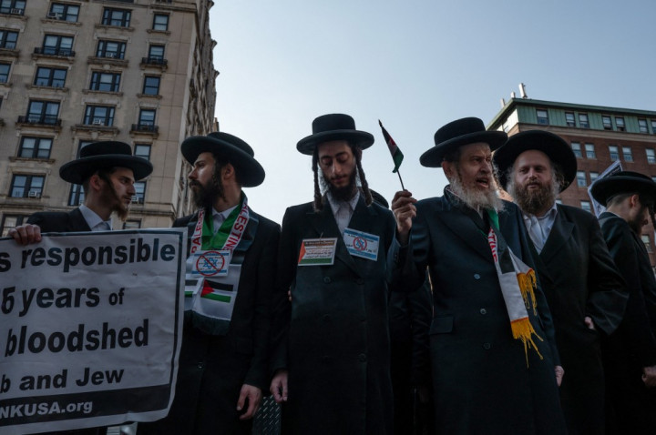 Neturei Karta percaya bahwa orang Yahudi berada dalam pengasingan karena dosa-dosa mereka dan hanya Mesias yang dapat memulihkan tanah Israel kepada mereka. Mereka menentang setiap upaya untuk mendirikan negara Yahudi melalui kekuatan manusia, karena dianggap sebagai pemberontakan terhadap kehendak Tuhan. 