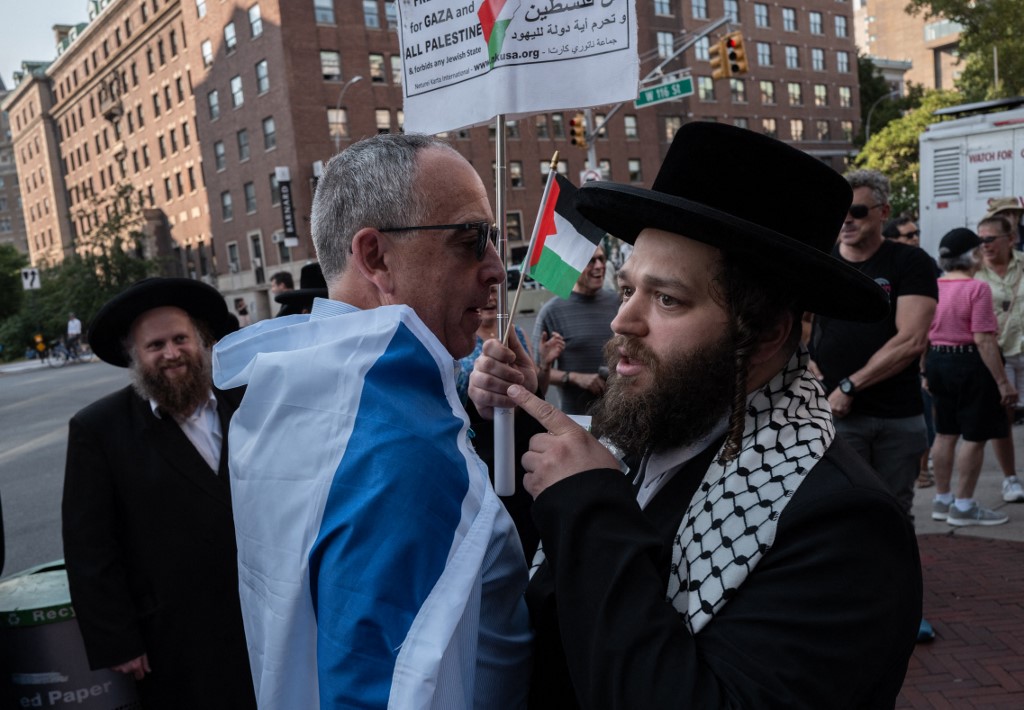 Neturei Karta juga menjalin hubungan dengan negara-negara Arab dan organisasi pro-Palestina, yang memicu kecaman luas dari komunitas Yahudi Ortodoks lainnya. Kelompok ini menuduh Neturei Karta bersekutu dengan musuh-musuh Yahudi, seperti Iran dan Hizbullah, yang sering menyuarakan antisemitisme.