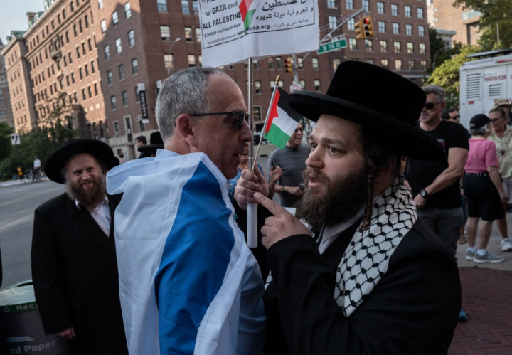 Neturei Karta juga menjalin hubungan dengan negara-negara Arab dan organisasi pro-Palestina, yang memicu kecaman luas dari komunitas Yahudi Ortodoks lainnya. Kelompok ini menuduh Neturei Karta bersekutu dengan musuh-musuh Yahudi, seperti Iran dan Hizbullah, yang sering menyuarakan antisemitisme.