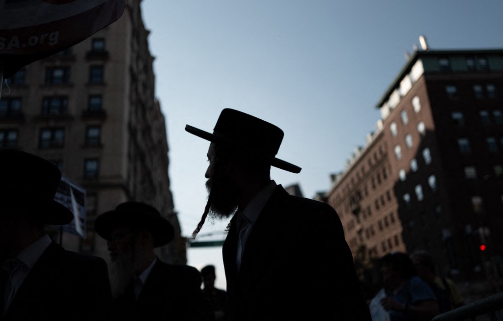 Keyakinan ini didasarkan pada konsep Talmud tentang Tiga Sumpah, yang menyatakan bahwa bangsa Yahudi tidak boleh memberontak melawan bangsa-bangsa yang memberi mereka perlindungan dan tidak boleh bermigrasi secara massal ke Tanah Israel sebelum kedatangan Mesias.