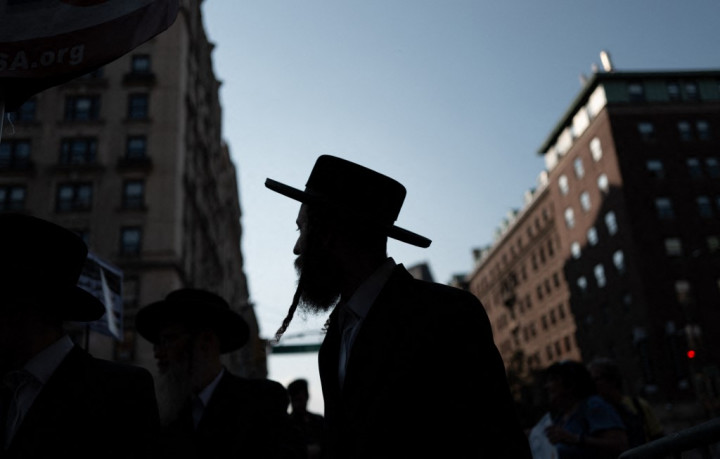 Keyakinan ini didasarkan pada konsep Talmud tentang Tiga Sumpah, yang menyatakan bahwa bangsa Yahudi tidak boleh memberontak melawan bangsa-bangsa yang memberi mereka perlindungan dan tidak boleh bermigrasi secara massal ke Tanah Israel sebelum kedatangan Mesias.