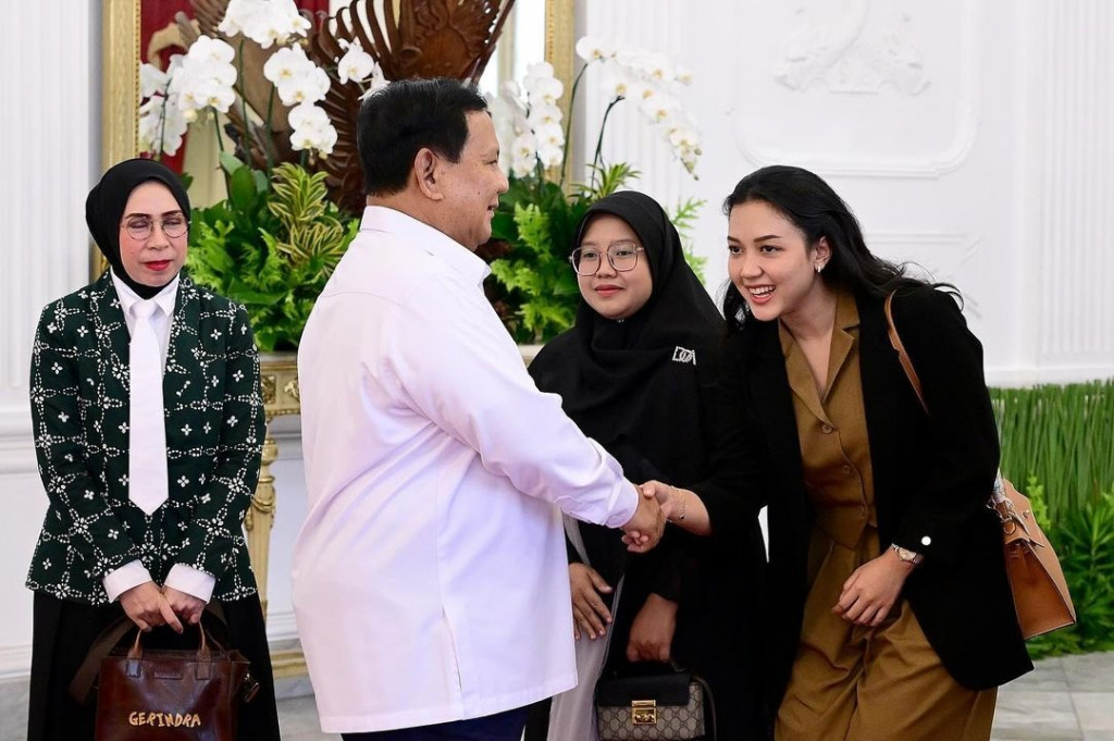 Dalam pertemuan tersebut, kata Melly, Presiden Prabowo juga menyatakan minatnya untuk menonton film yang telah tayang di bioskop Indonesia pada 22 Februari 2024 lalu itu.