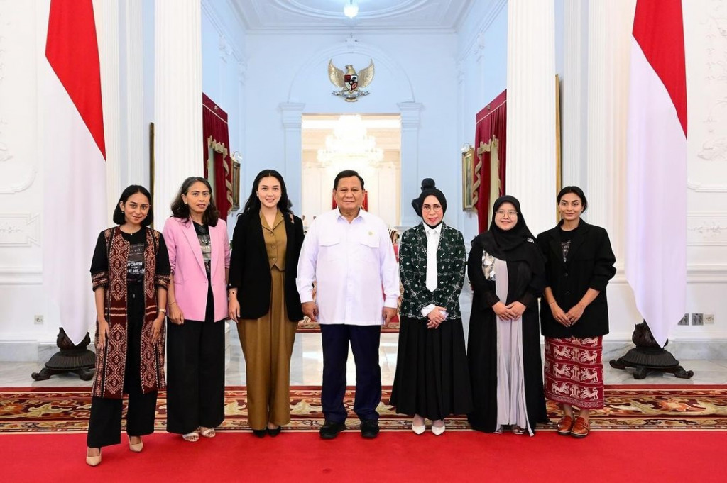 Presiden Prabowo Subianto menerima kunjungan anggota Komisi X DPR RI Melly Goeslaw bersama para pemain dan aktris dari film nasional Women from Rote Island,  di Istana Kepresidenan RI, Jumat, 29 November 2024.