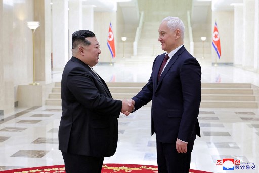 Pemimpin Korea Utara Kim Jong Un bersumpah akan selalu mendukung Rusia dalam perangnya melawan Ukraina. Pernyataan itu dia sampaikan ketika bertemu Menteri Pertahanan Rusia Andrei Beloussov yang berkunjung ke Pyongyang, Jumat, 29 November 2024.