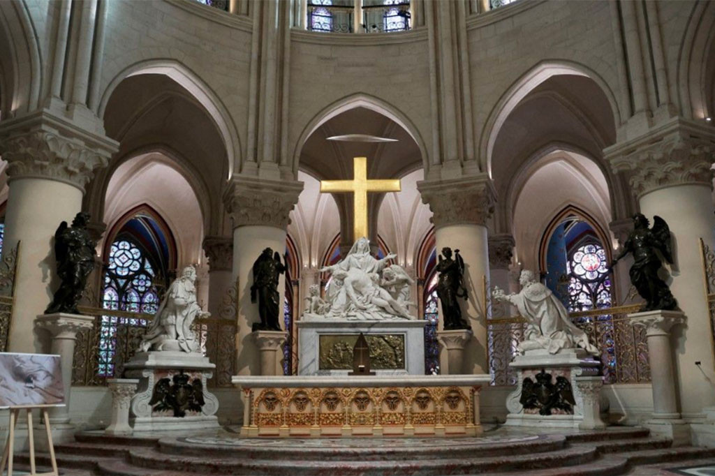 Ditemani istrinya Brigitte, Macron menjelajahi area-area utama katedral, termasuk bagian tengah, paduan suara, dan kapel, serta berbicara dengan para ahli.