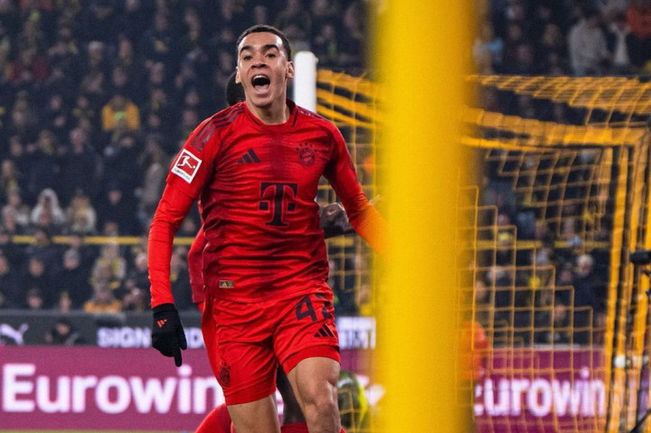 Meski mendapatkan hasil imbang, Bayern Muenchen masih kokoh di puncak klasemen sementara Liga Jerman dengan 30 poin dari 12 laga, sedangkan Borussia Dortmund tertahan di posisi lima dengan 20 poin.