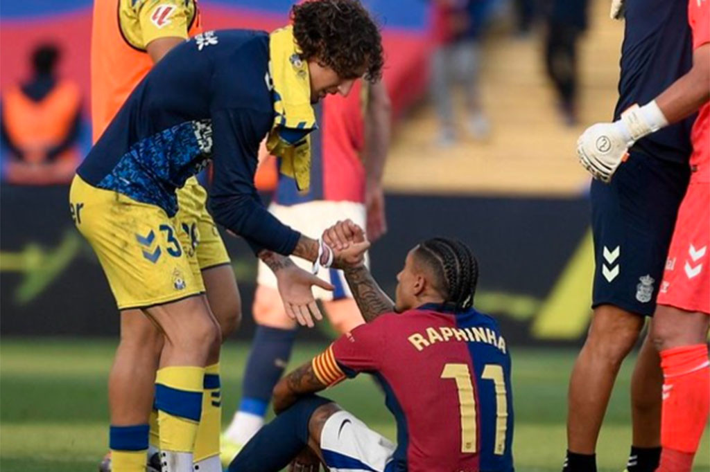 Blaugrana masih memuncaki klasemen dengan mengoleksi 34 poin, tetapi posisi mereka terancam direbut Los Blancos yang menempati peringat dua dengan 30 poin dan baru tampil 13 kali.