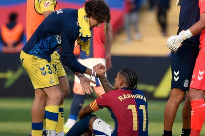 Blaugrana masih memuncaki klasemen dengan mengoleksi 34 poin, tetapi posisi mereka terancam direbut Los Blancos yang menempati peringat dua dengan 30 poin dan baru tampil 13 kali.