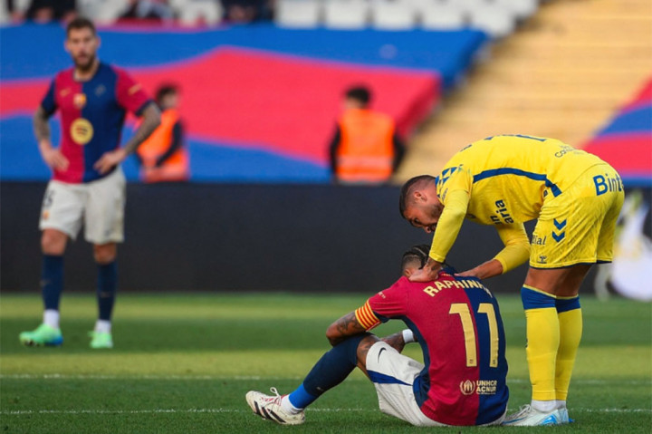Barcelona gagal menjauh dari Real Madrid setelah menelan kekalahan 1-2 atas Las Palmas dalam lanjutan pekan ke-16 LaLiga 2024/25 di Estadi Olimpic Lluis Companys pada Sabtu, 30 November 2024 malam WIB. Kekalahan ini juga menodai perayaan hari jadi Barcelona ke-125.