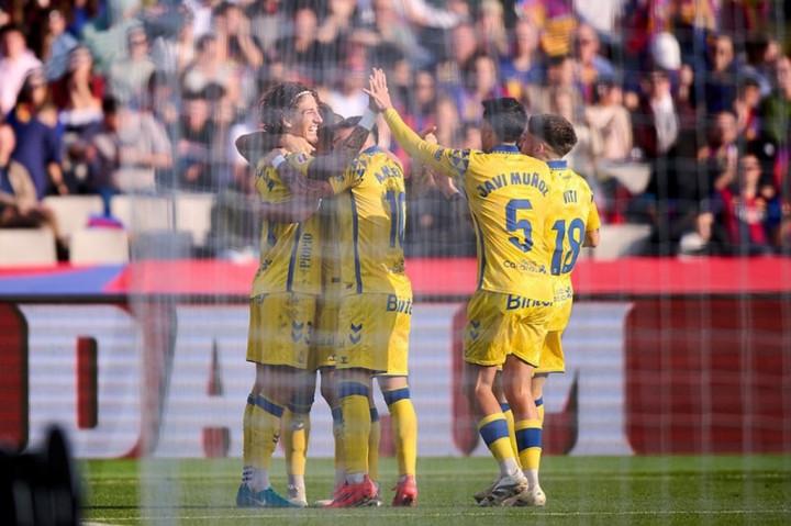 Tiga menit kemudian, Las Palmas kembali unggul. Kali ini Fabio Silva yang menjebol gawang Barcelona. 