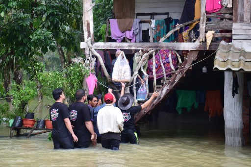 Relawan mendistribusikan pasokan makanan kepada warga yang terdampak banjir di Distrik Mueang di provinsi selatan Thailand, Narathiwat, Sabtu, 30 November 2024. Banjir di Thailand selatan telah menewaskan sembilan orang dan membuat lebih dari 13.000 orang mengungsi.