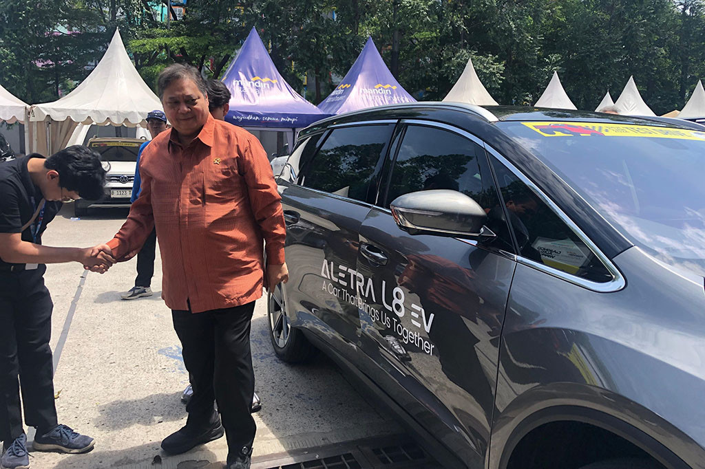 Bukan hanya melakukan kunjungan ke banyak merek, kedatangan keduanya yang juga dikawal jajaran pengurus GAIKINDO dan pihak pelaksana MUF GJAW yaitu Seven Event, juga menjajal kendaraan terbaru di zona test drive. Kali ini mereka memilih Aletra L8 EV yang diklaim sebagai mobil Indonesia lantaran mereknya yang lahir di Indonesia.