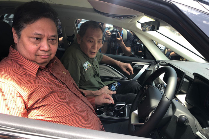 Airlangga Hartarto pun terlihat antusias saat berada di balik kemudi L8 EV didampingi Jusuf Hamka yang berada di jok penumpang depan sebelah kiri. Ia mengungkapkan bahwa saat ini era mobil listrik membuat pemerintah cukup senang. Lantaran ini menjadi salah satu program besar pemerintah Republik Indonesia untuk menyukseskan dekarbonisasi di Indonesia.