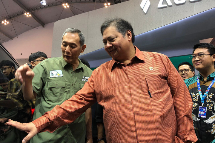 Pameran otomotif Mandiri Utama Finance GAIKINDO Jakarta Auto Week (GJAW) 2024 berlangsung hingga hari ini, Minggu, 1 Desember 2024. Di hari terakhir, Menteri Koordinator Bidang Perekonomian Airlangga Hartarto didampingi H. Mohammad Jusuf Hamka atau juga dikenal dengan Babah Alun tertarik dengan kendaraan yang dipajang Aletra, yaitu L8 EV.