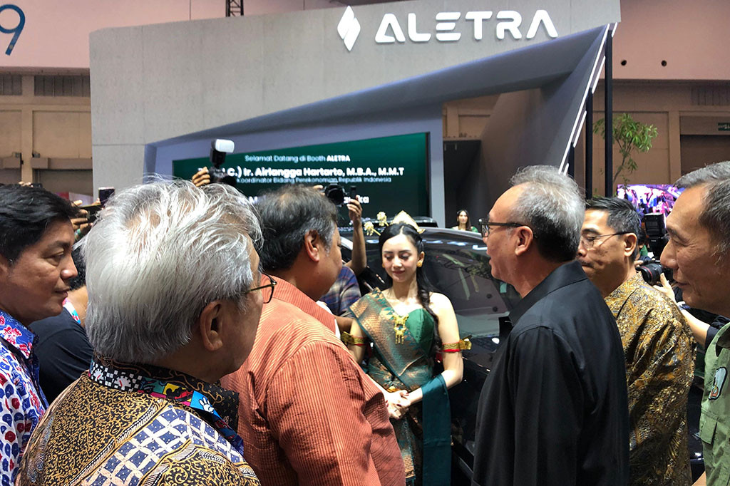 Ia juga menegaskan bahwa saat mencoba kendaraan L8 EV ini, ia sangat optimis bahwa kendaraan listrik di Indonesia bisa diserap lebih banyak. Mengingat brand otomotif ini juga merupakan brand asal Indonesia yang langsung masuk ke segmen kendaraan listrik.