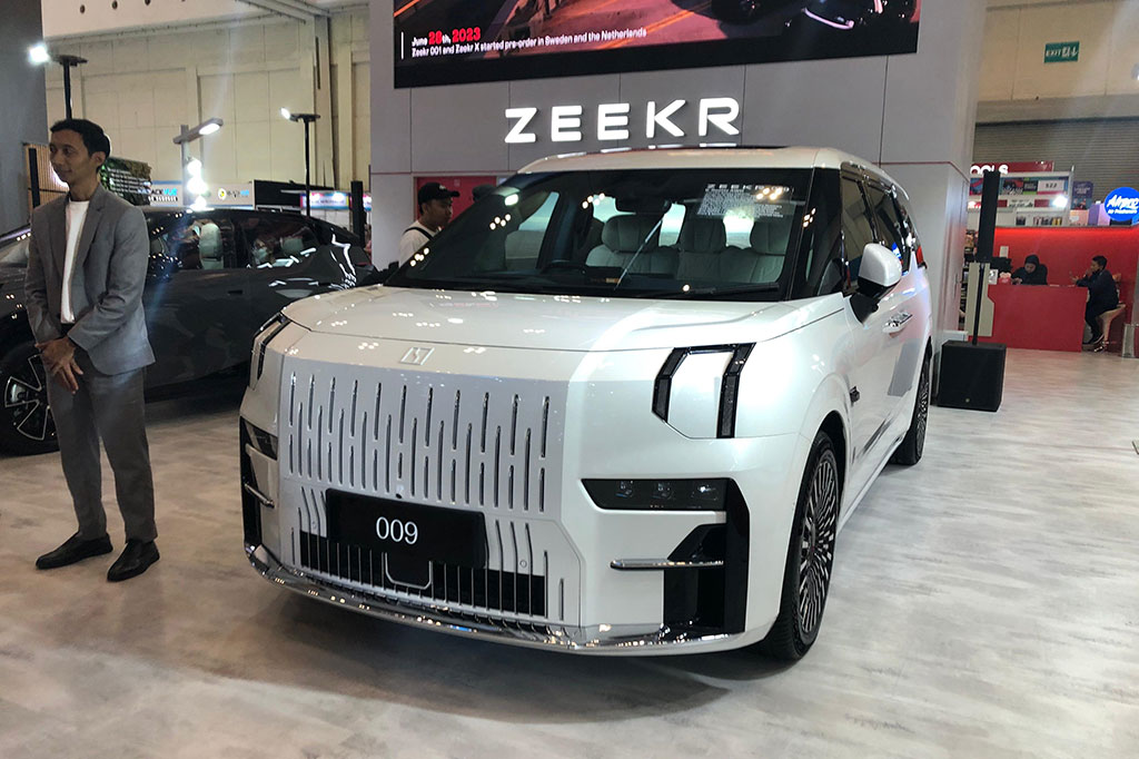 Produsen mobil listrik pendatang baru asal Tiongkok, Zeekr resmi meluncurkan dua produk andalannya Zeekr X dan Zeekr 009, di Indonesia pada momen pembukaan GAIKINDO Jakarta Auto Week (GJAW) 2024 di ICE BSD City, Tangerang, Banten.