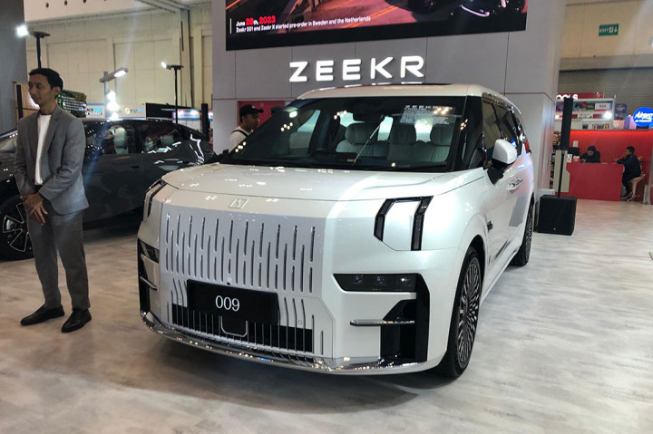 Produsen mobil listrik pendatang baru asal Tiongkok, Zeekr resmi meluncurkan dua produk andalannya Zeekr X dan Zeekr 009, di Indonesia pada momen pembukaan GAIKINDO Jakarta Auto Week (GJAW) 2024 di ICE BSD City, Tangerang, Banten.
