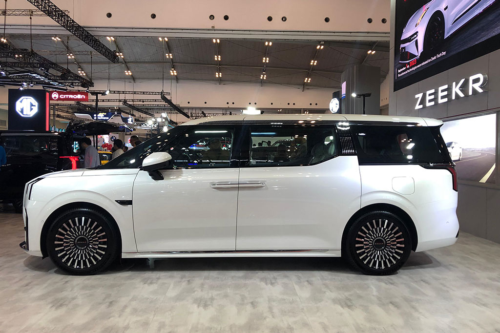 Pada debutnya di Tanah Air ini, merek EV mewah yang masuk dalam grup Geely itu mengumumkan harga untuk SUV listrik Zeekr X, yakni mulai dari Rp1,1 miliar - Rp1,3 miliar, sementara MPV Zeekr 009 dibanderol Rp2,25 miliar - Rp2,7 miliar.