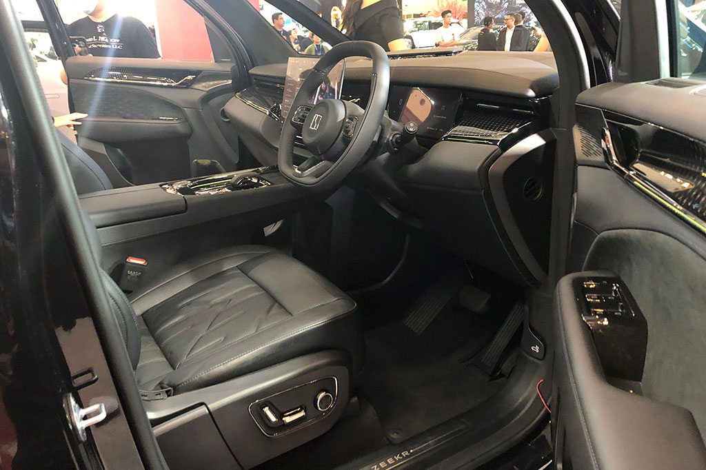 Pemesanan kedua mobil ini telah dibuka, dan unit akan mulai dikirimkan ke konsumen pada Januari 2025 untuk Zeekr X, dan Februari 2025 untuk Zeekr 009. 