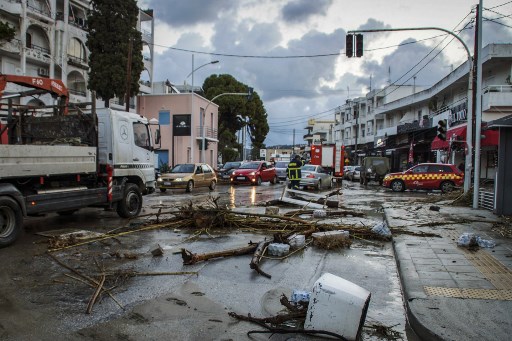 Dalam insiden terpisah, seorang penduduk Lemnos berusia 70 tahun mengalami cedera kepala fatal setelah jatuh di tangga licin saat membersihkan rumahnya selama cuaca buruk. Pada saat pria malang itu dipindahkan ke Rumah Sakit Myrina, dia kemudian dinyatakan meninggal dunia.