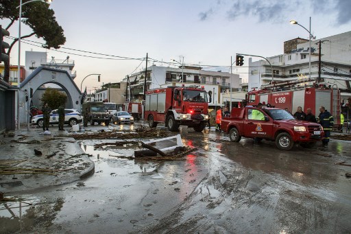 Di Desa Kontias, Pulau Lemnos di Aegea utara, seorang peternak sapi berusia 57 tahun tersapu derasnya banjir, Sabtu, 30 November 2024. Korban telah mencoba menyelamatkan mobilnya yang terjebak dalam lumpur di dekat Bendungan Kontias yang meluap. Tragisnya, pria itu ditemukan tewas beberapa jam kemudian oleh layanan darurat.
