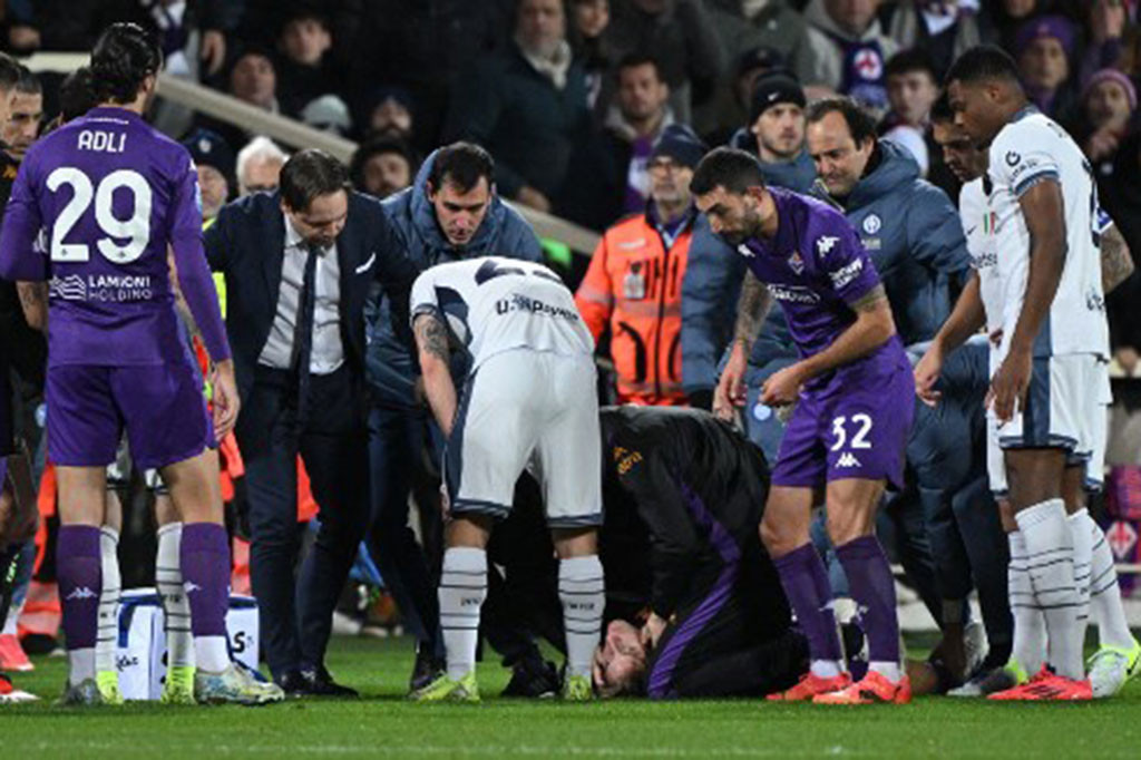 Insiden tersebut terjadi pada menit ke-15, di mana Bove tiba-tiba jatuh saat mencoba melepas sepatunya. Pemain berusia 22 tahun itu mendapat perawatan medis darurat di lapangan, sementara para pemain dan penonton menyaksikan dengan cemas.