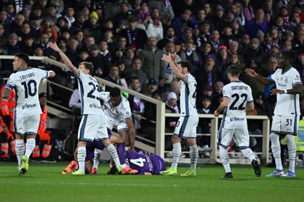 Sebuah insiden mengerikan terjadi saat gelandang Fiorentina, Edoardo Bove tiba-tiba kolaps di tengah pertandingan dan harus dilarikan ke rumah sakit. Laga melawan Inter Milan di Liga Italia kemudian ditunda.