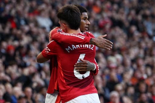 Manchester United (MU) menorehkan kemenangan perdana di kompetisi Liga Inggris bersama pelatih anyar Ruben Amorim usai mengalahkan Everton 4-0 pada pekan ke-13 di Stadion Old Trafford, Manchester, Senin, 2 Desember 2024 dini hari WIB.