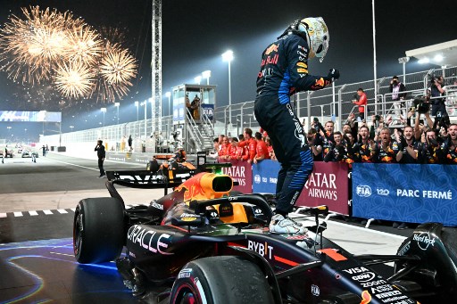 Juara dunia Formula 1 2024, Max Verstappen (Red Bull) menjadi juara GP Qatar usai mengalahkan pesaingnya yang merupakan pembalap Ferrari, Charles Leclerc.