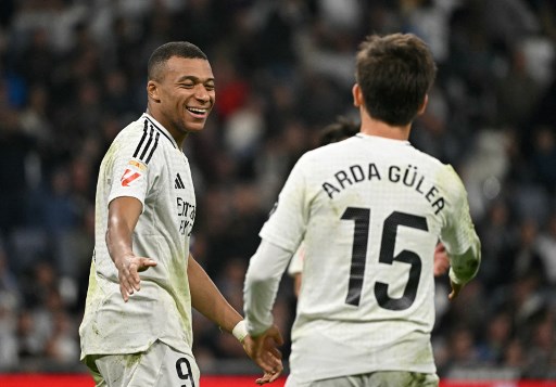 Real Madrid terus membayangi Barcelona di puncak klasemen LaLiga 2024/25 setelah menang 2-0 atas Getafe dalam lanjutan pekan ke-15 yang berlangsung di Santiago Bernabeu, Madrid pada Senin, 2 Desember 2024 dini hari WIB.
