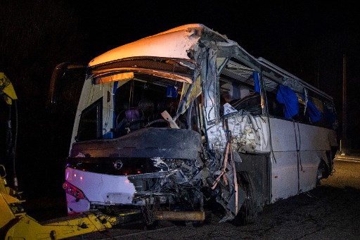 Pihak berwenang setempat mengatakan penyelidikan awal menunjukkan bus itu menabrak tebing, tetapi keadaan pasti yang mungkin mengakibatkan tabrakan tersebut belum jelas.