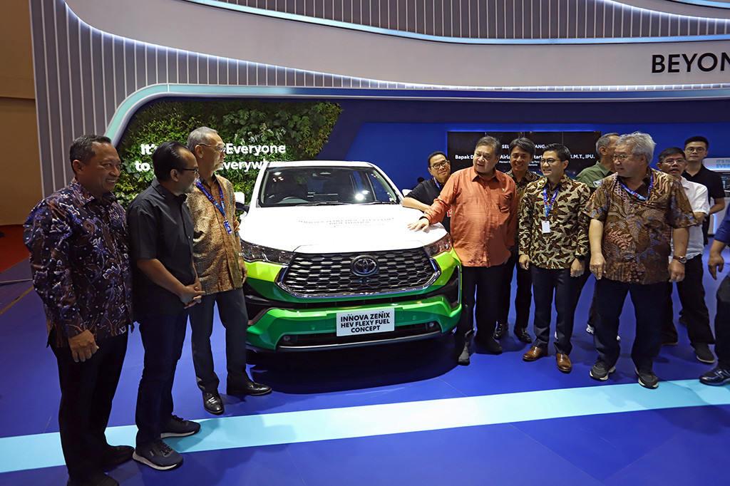 Toyota menampilkan Kijang Innova Zenix HEV FFV yang menggabungkan teknologi hybrid dengan penggunaan bioethanol E85 sebagai sumber energi baru terbarukan (EBT) guna mempercepat pengurangan emisi lewat berbagai cara sejalan dengan strategi Multi-pathway.