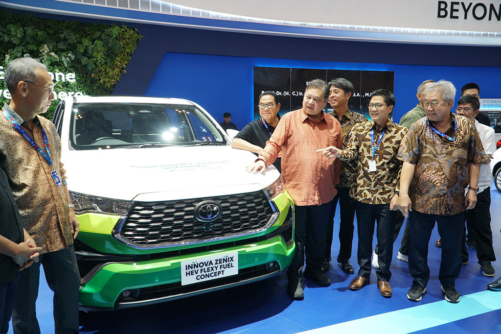 Airlangga Hartarto (keempat kanan) didampingi Presiden Direktur PT Toyota-Astra Motor (TAM) Hiroyuki Ueda (ketiga kiri), Wakil Presiden Direktur TAM Henry Tanoto (kedua kanan) dan Direktur TAM Hiroyuki Oide (ketiga kanan) di depan Kijang Innova Zenix Hybrid Flexy Fuel Vehicle (FFV).