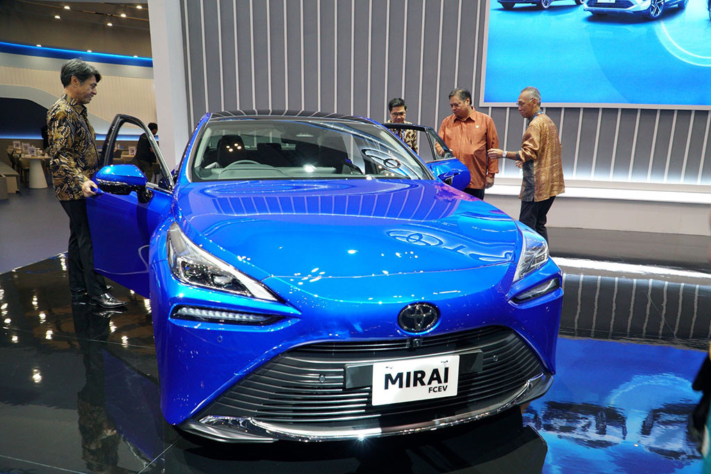 Airlangga juga melihat-lihat Toyota Mirai Gen-2. Toyota Mirai Gen-2 merupakan kendaraan elektrifikasi Toyota berteknologi Fuel Cell Electric Vehicle (FCEV).