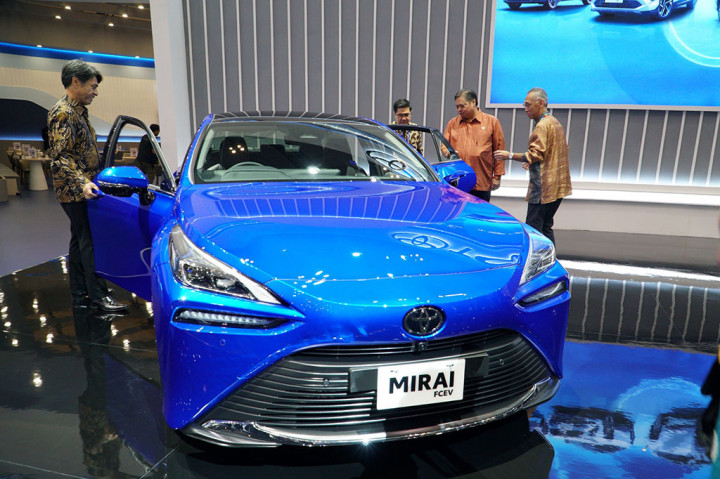 Airlangga juga melihat-lihat Toyota Mirai Gen-2. Toyota Mirai Gen-2 merupakan kendaraan elektrifikasi Toyota berteknologi Fuel Cell Electric Vehicle (FCEV).