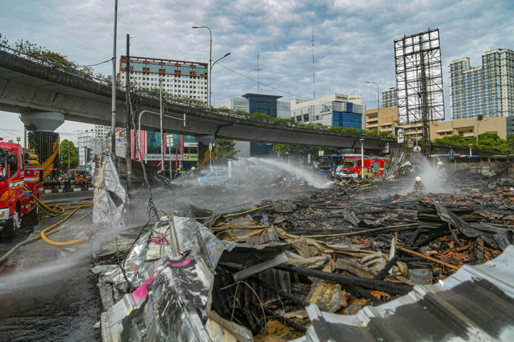 Petugas Gulkarmat melakukan pendinginan di tempat kejadian kebakaran yang menghanguskan lapak bekas bangunan gusuran di Simpang Matraman, Jalan Salemba, Jakarta Pusat, Senin, 2 Desember 2024.
