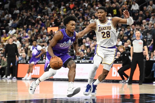 Laga berakhir dramatis ketika Collin Sexton dari Jazz gagal memanfaatkan peluang terakhir setelah salah mengontrol umpan masuk, sehingga tak sempat melepaskan tembakan sebelum buzzer berbunyi.