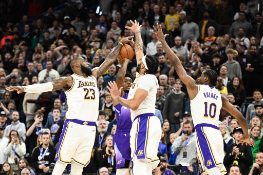 Anthony Davis mencetak 33 poin dan 11 rebound, sementara LeBron James menambahkan 27 poin dan 14 assist untuk membawa Los Angeles Lakers menang tipis 105-104 atas Utah Jazz pada laga lanjutan NBA, Senin, 2 Desember 2024 WIB.