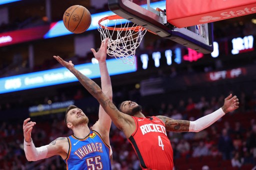 Isaiah Hartenstein juga tampil solid bagi Thunder dengan mencatatkan 19 poin dan 13 rebound. Dalam lima pertandingan sejak kembali dari cedera tangan yang membuatnya absen di 15 laga pertama musim ini, Hartenstein konsisten mencetak double-double.