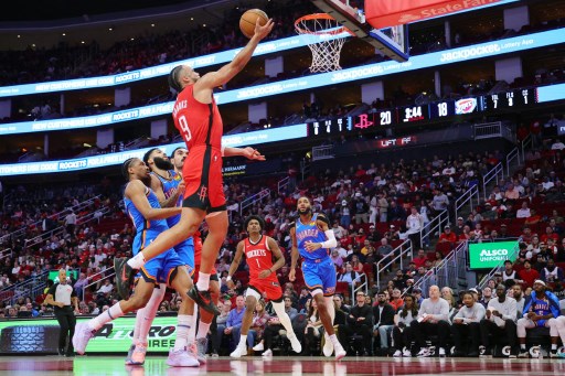 Sementara bintang Rockets lainnya, Dillon Brooks, menjadi pahlawan lewat tembakan krusial di detik-detik akhir pertandingan yang menjadi momentum kemenangan.