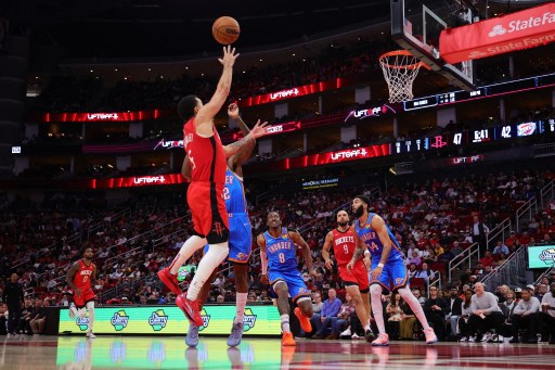 Houston Rockets melanjutkan tren positif mereka dengan meraih kemenangan 119-116 atas Oklahoma City Thunder pada laga lanjutan NBA, Senin, 2 Desember 2024 WIB. Fred VanVleet mencatatkan performa terbaik musim ini lewat torehan 38 poin.