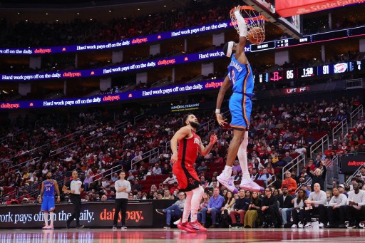 Shai Gilgeous-Alexander memimpin Thunder dengan 32 poin, menandai pertandingan keempat berturut-turutnya mencetak lebih dari 30 poin. Namun, upaya tersebut belum cukup untuk memperpanjang rekor kemenangan Thunder yang sebelumnya mencapai empat laga.