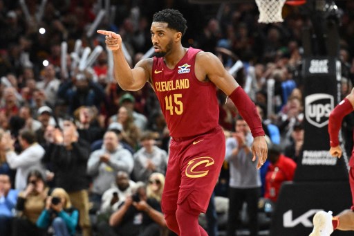 Cleveland Cavaliers sukses menghentikan laju tujuh kemenangan beruntun Boston Celtics dengan kemenangan dramatis 115-111 pada laga lanjutan NBA, Senin, 2 November 2024 WIB. Donovan Mitchell menjadi pahlawan Cavaliers dengan mencetak 20 dari total 35 poinnya di kuarter keempat.