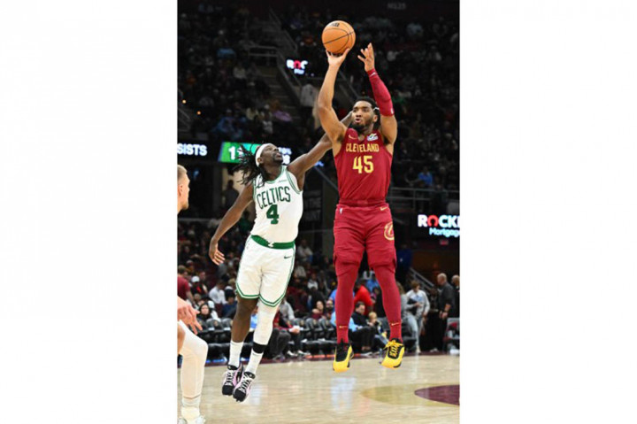 Dalam laga yang mempertemukan dua tim teratas Wilayah Timur ini, Mitchell tampil gemilang dengan menyelesaikan semua enam tembakan dari lapangan atau akurasi 100 persen di kuarter terakhir, termasuk empat tembakan tripoin.